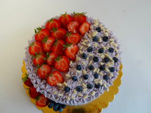 Dort s borůvkovým mascarpone, ovocem a čokoládou: Nádherný dort s ovocem a čokoládou - dort s borůvkovým krémem z mascarpone, ovocem a čokoládkami Dort s borůvkovým mascarpone, ovocem a čokoládou: Nádherný dort s ovocem a čokoládou - dort s borůvkovým krémem z mascarpone, ovocem a čokoládkami