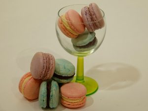 Pravé francouzské makronky s ganache náplní (bezlepkové) – oblíbené varianty makronek, výběr barvy a ganache příchutě (lze i na přání) Pravé francouzské makronky s ganache náplní (bezlepkové) – oblíbené varianty makronek, výběr barvy a ganache příchutě (lze i na přání)