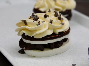 Mánička - sněhová pusinka s čokoládovou ganache a mascarpone Mánička - sněhová pusinka s čokoládovou ganache a mascarpone