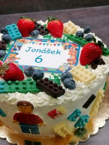 Narozeninový dort Lego pro kluky – dort pro malé stavitele (s možností výběru korpusu, krému a zdobení) Narozeninový dort Lego pro kluky – dort pro malé stavitele (s možností výběru korpusu, krému a zdobení)