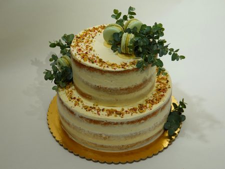 Elegantní dvoupatrový svatební dort polonaháč s mascarpone – zdobení květinami, ovocem a zápichem