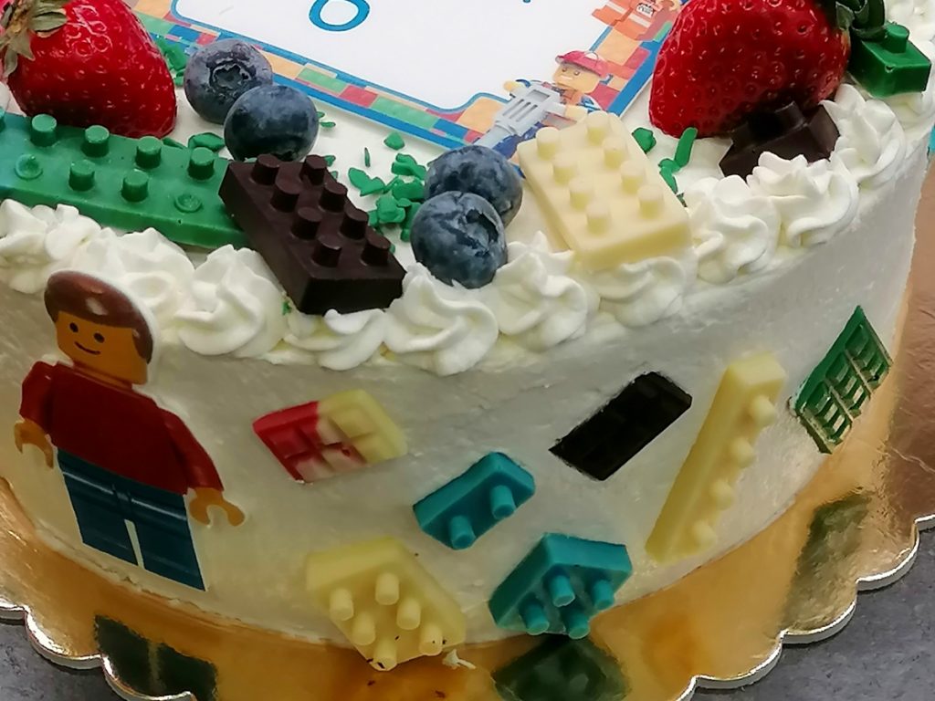 Narozeninový dort Lego pro kluky – dort pro malé stavitele (s možností výběru korpusu, krému a zdobení)