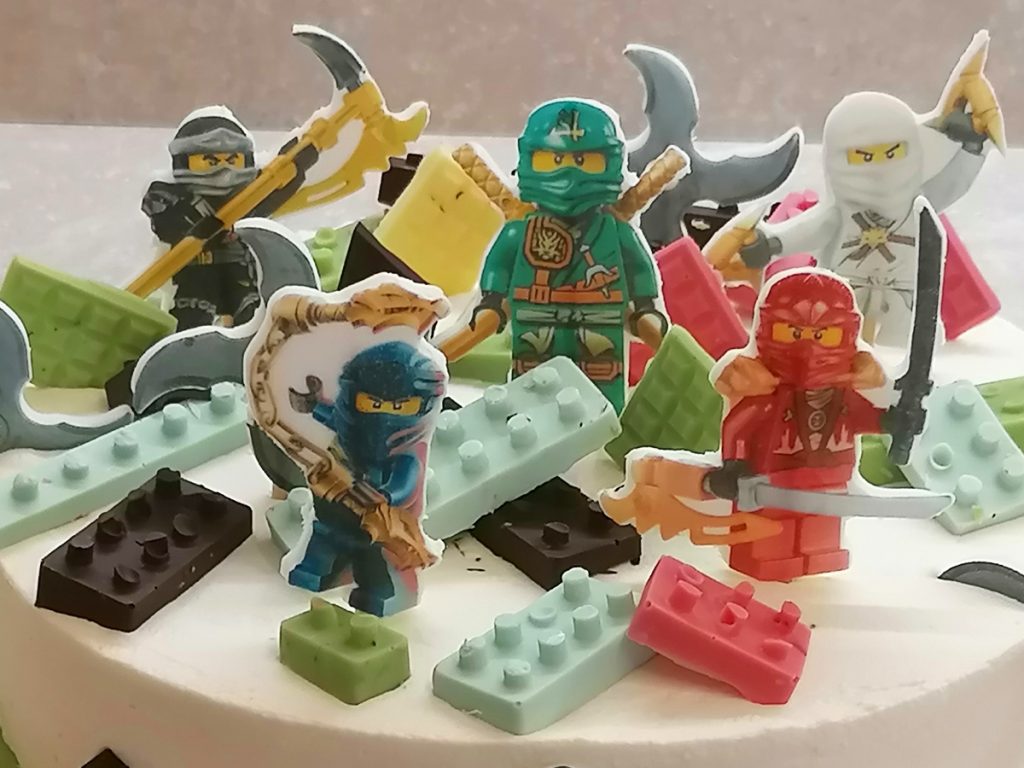 Narozeninový dort Lego Ninjago – sladká výzva pro malé i velké hrdiny (s možností výběru korpusu, krému a zdobení)