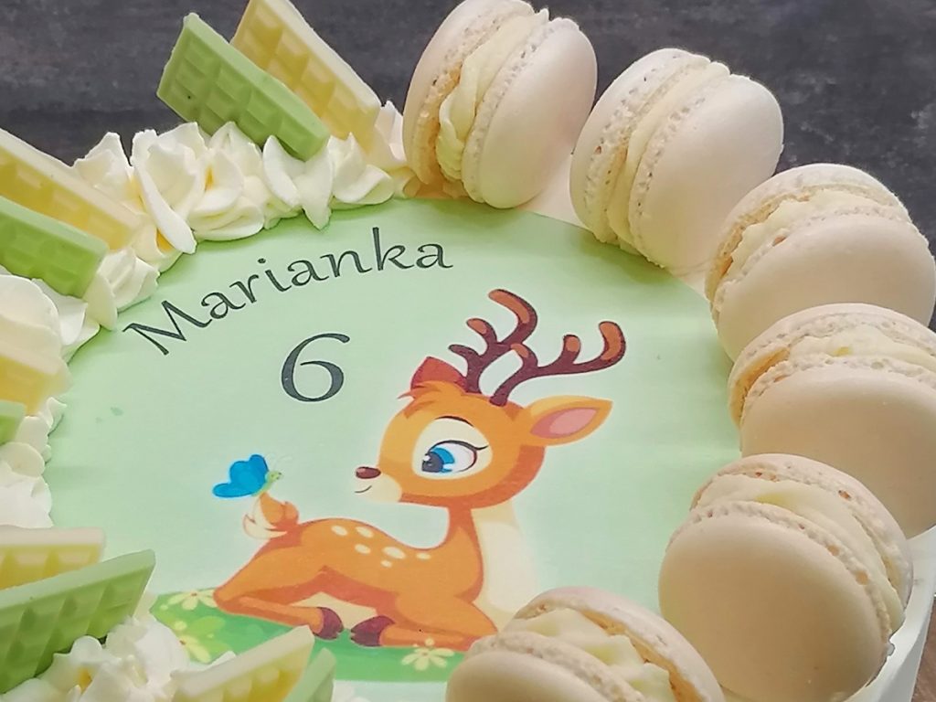 Dětský narozeninový dort Srnečka – elegantní dort pro malé milovníky zvířátek (možnost výběru korpusu, krému i zdobení)