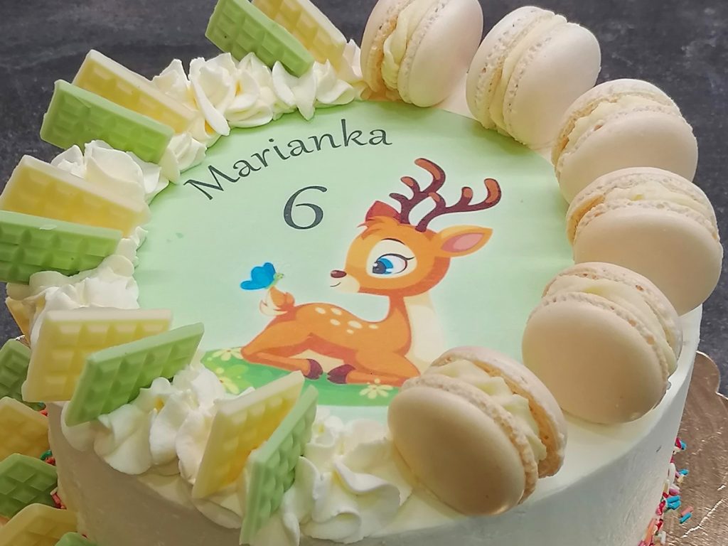 Dětský narozeninový dort Srnečka – elegantní dort pro malé milovníky zvířátek (možnost výběru korpusu, krému i zdobení)