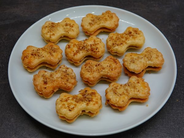 Linecké vánoční cukroví s medovoořechovou náplní