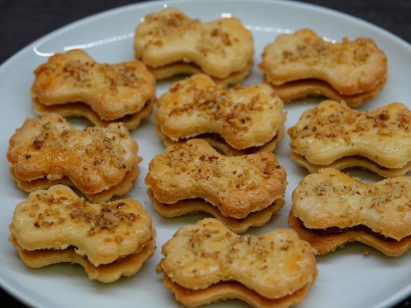 Linecké vánoční cukroví s medovoořechovou náplní