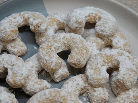 Vanilkové rohlíčky s ořechy - křehké vánoční rohlíčky s vlašskými ořechy (tradiční vánoční cukroví)