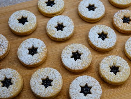 Linecké slepované cukroví Praha - tradiční linecké, slepované rybízovou nebo ostružinovou ovocnou směsí (linecké vánoční cukroví)