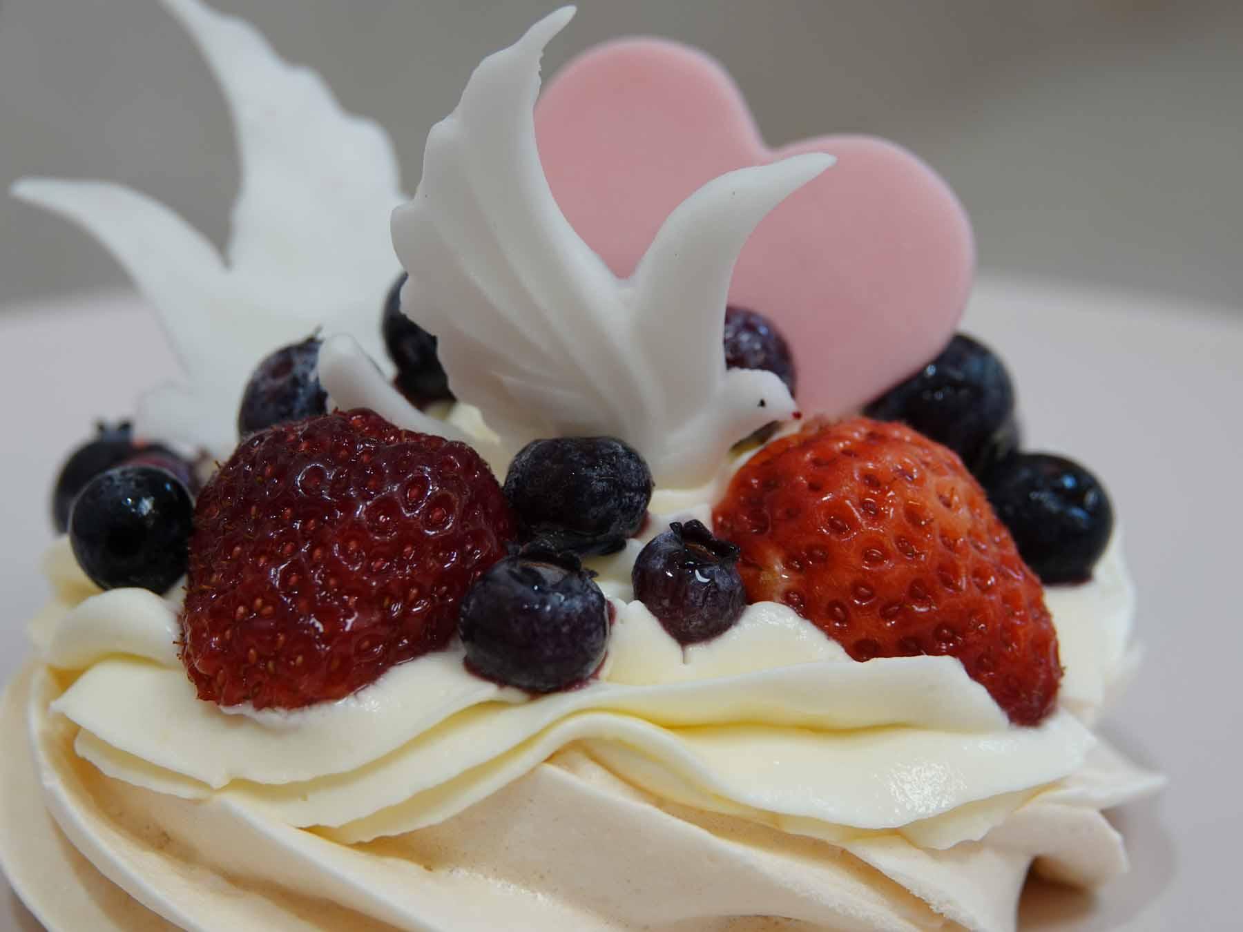 Svatební mini Pavlova s čerstvým ovocem