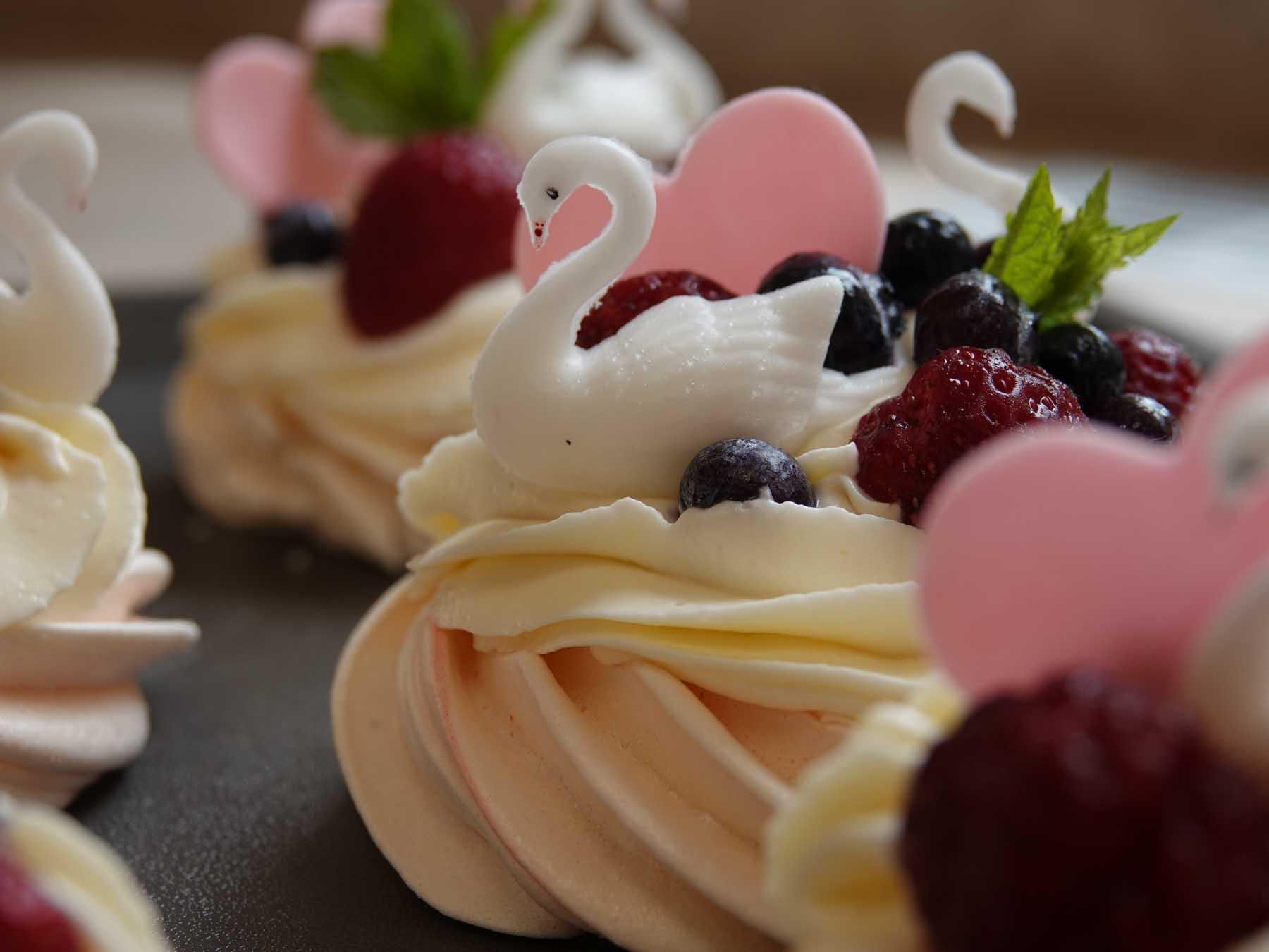 Svatební mini Pavlova s čerstvým ovocem