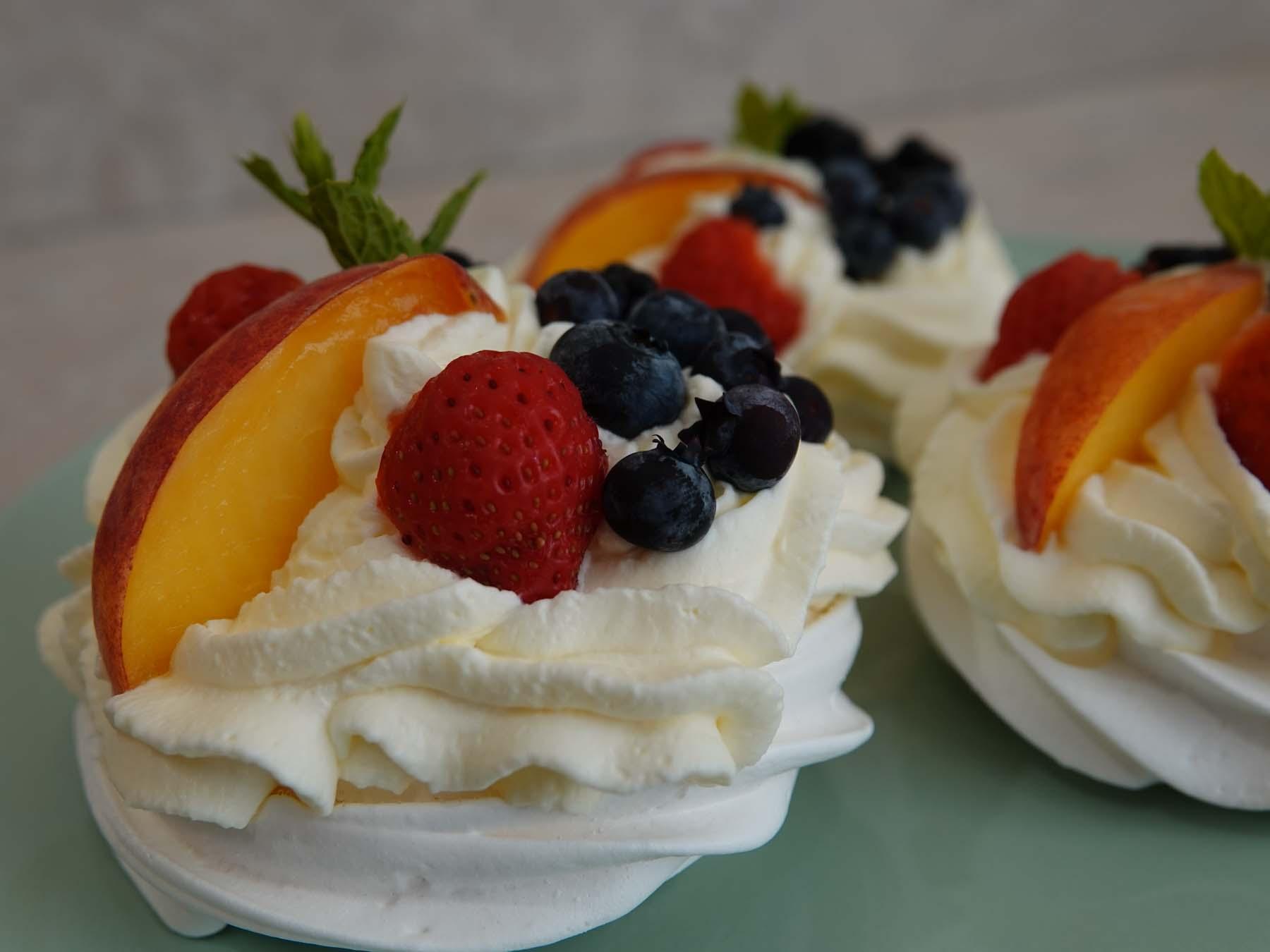 Mini Pavlova s čerstvým ovocem